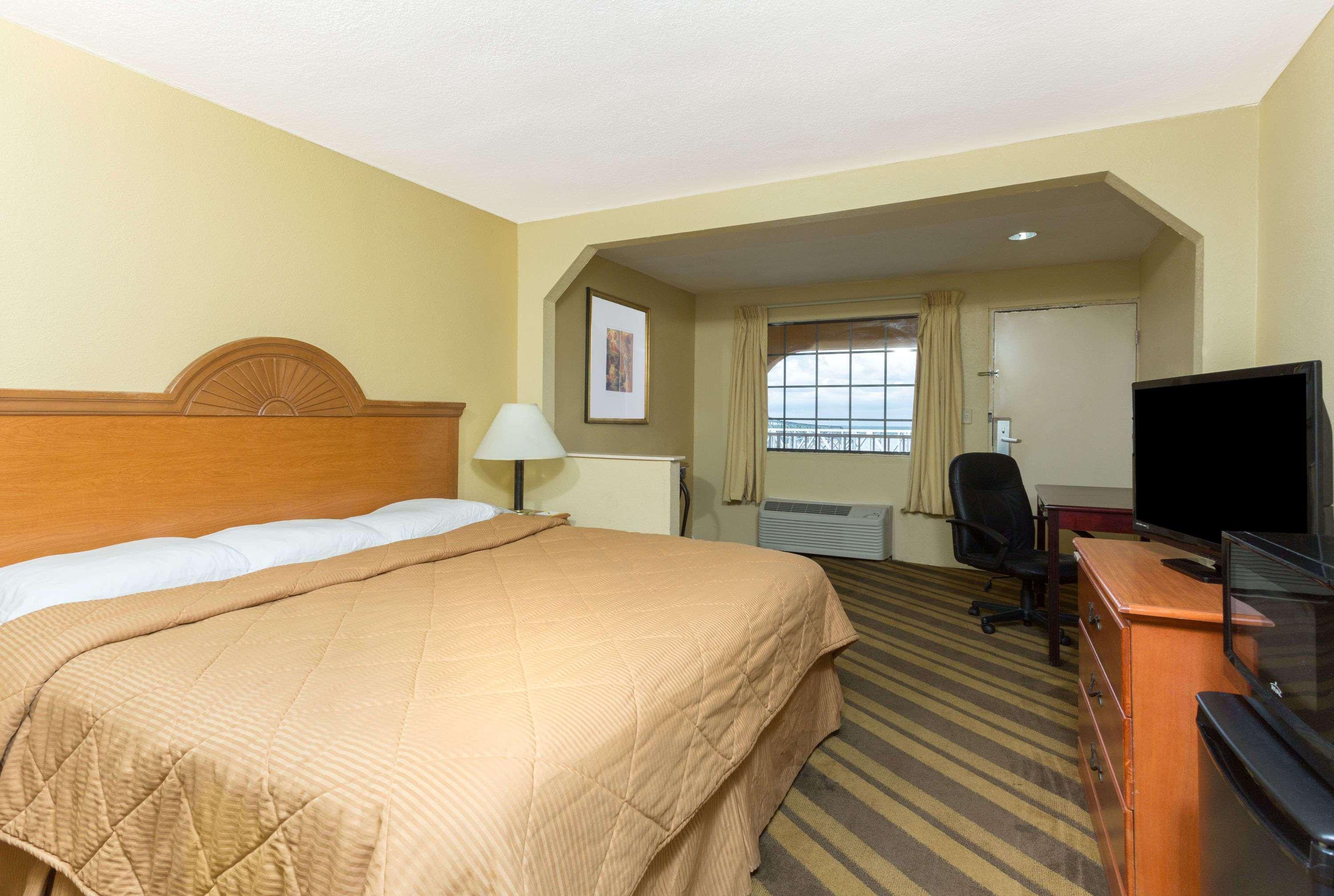 Days & By Wyndham Hotel